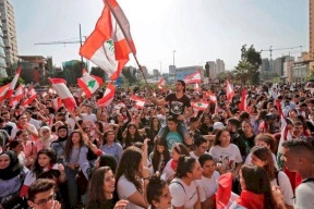 مظاهرات حاشدة أمام منازل مسؤولين في لبنان