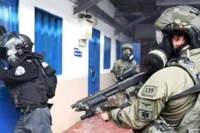 نادي الأسير: قوات القمع تقتحم قسم (14) في سجن عوفر وتنكّل بالأسرى