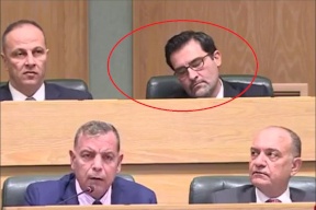 فيديو| وزير النقل الأردني نائماً في جلسة برلمانية.. اليكم الحقيقة
