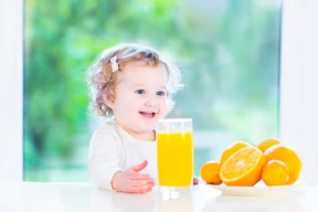 الحمضيات تسبب تآكل الأسنان الأطفال