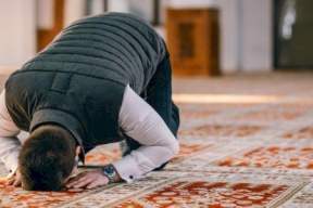 شاهد.. وفاة مواطن فلسطيني خلال صلاة الجمعة