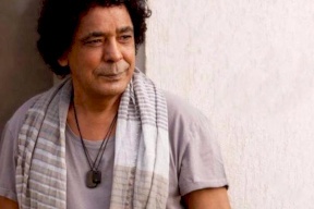 ما هو مرض محمد منير الذي أجبره على الاستعانة بـ"كرسي" في حفله؟