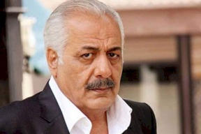 أيمن زيدان ينشر صورة نادرة مع والدته قبل 58 عاما