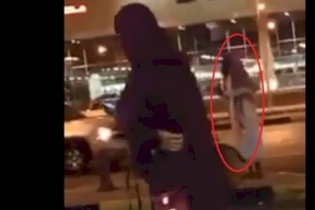 واعظ سعودي يرمي فتاة بالحذاء في الشارع ويشتمها: "يا زانية"