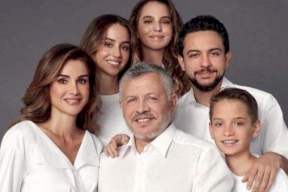 الملكة تنشر صورة لعائلتها وتهنئ الأردنيين