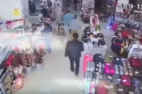 امرأة تحاول اختطاف طفل في وضح النهار!