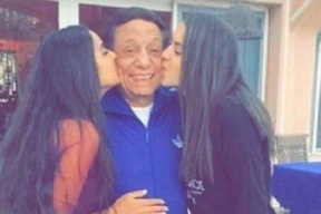 صورة تحدث ضجة لفتاتين يقبلن الفنان عادل إمام