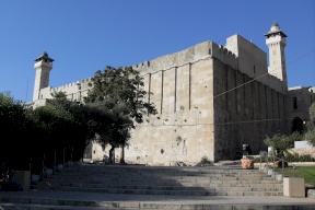 المستوطنون يحولون المسجد الإبراهيمي إلى مرقص!