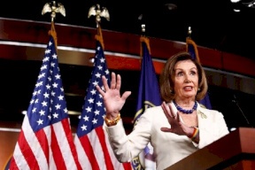 ترامب : بيلوسي مجنونة!