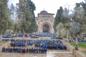 30 ألفا يؤدون صلاة الجمعة في الأقصى 