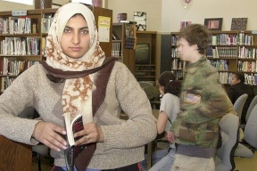 أمريكية تحاول قتل طالبة سعودية بسبب حجابها