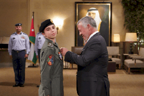 صور- العاهل الأردني يقلد الأميرة سلمى جناح الطيران
