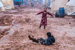 الجوع والبرد والمرض يفتكون بسكان مخيم سرمدا السوري