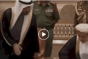 فيديو: سلطان عُمان الجديد يرفض مصافحة محمد بن زايد