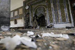 مختل يقتل ويصيب 16 شخصًا بمسجد في اليمن