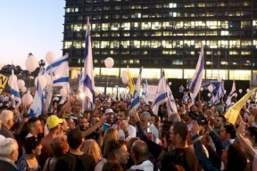 بسبب السلطة- إسرائيليون يتظاهرون بتل أبيب!