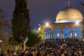  الآلاف يؤدون صلاة الفجر في المسجد الأقصى والحرم الإبراهيمي