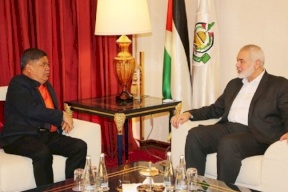هنية يلتقي وزير الدفاع الماليزي في قطر