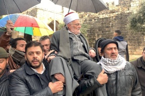 فيديو: خطيب الأقصى يدخل المسجد محمولاً على أكتاف المصلين