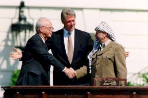 الفلسطينيون يهددون بالانسحاب من "أوسلو"