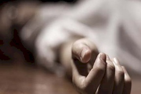 ما هو حكم كشف وجه الميت لتقبيله وتوديعه بعد التكفين؟