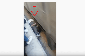 مشهد مهيب ويحبس الأنفاس لأب يلقي نفسه على ابنته تحت القطار لينقذها