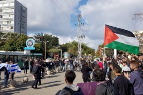 رفع العلم الفلسطيني وسط تل أبيب رفضاً لصفقة القرن