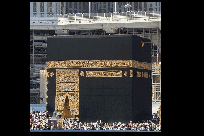 صور: بعد تسريب مقاطع خادشة لها نجمة بوليوود في الحرم المكي 