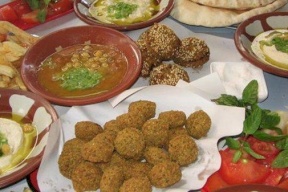 ماذا يحدث للجسم عند تناول الفول والفلافل يوميًا؟