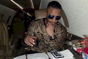 طيار مصري: محمد رمضان خرب بيتي ومسألش فيا بتليفون!