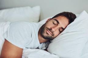 ماذا يحدث لجسمك عند النوم أقل من 6 ساعات؟