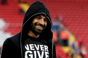 صور- ماذا فعل محمد صلاح مع طفل سوري فقد إحدى ساقيه في الحرب؟