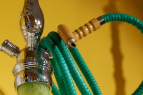 أم سعودية تواجه السجن بسبب تدخين طفلتها