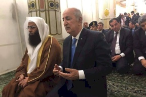 الرئيس الجزائري يصلي في المسجد النبوي