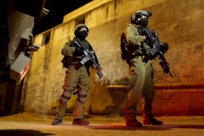حملة اعتقال واسعة تطال 21 مواطناً بينهم قادة من حماس