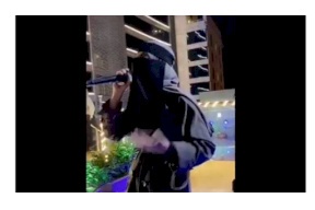 شاهد- منقبة تثير جدلا بعد غنائها في فندق سعودي