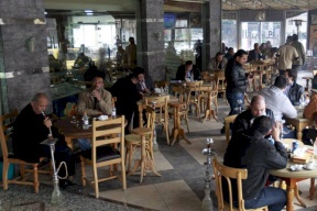 في هذه الأيام.. فتح المقاهي جريمة يعاقب عليها القانون