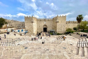 صور: متطوعون يشرعون بتعقيم الأماكن العامة في البلدة القديمة بالقدس