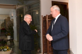 الرئيس الاسرائيلي سيكلف غانتس بمهمة تشكيل الحكومة اليوم