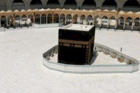 السعودية: تعليق الصلاة في الحرمين الشريفين