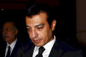 إيهاب توفيق يغني لوالده بعد شهرين من وفاته في حريق