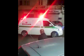 فيديو| سيارة إسعاف تعلن منع التجول برام الله والشرطة تتدخل
