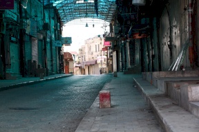 الحكومة تحدد ساعات فتح المحال التجارية