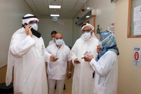 السعودية: القبض على وافد مصاب بكورونا كان يبصق على عربات التسوق