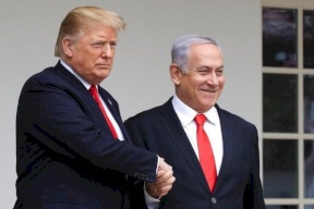 ترامب يتناسى كارثة بلاده وينشغل بتهنئة نتنياهو