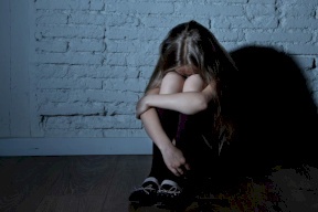 طفلة يقتلها أبوها وأمها تنهار.. عنف تحت عباءة الفيروس