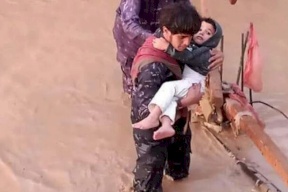 مأساة..وفاة أم وأطفالها الـ4 جراء سيول جرفت مخيمات نازحين بمأرب