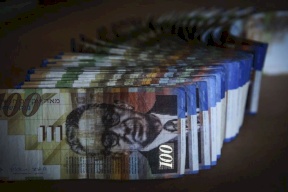 صحيفة: إسرائيل تحول 800 مليون شيقل للسلطة