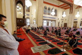 دول عربية تسمح بصلاة الجمعة بعد أسابيع من المنع بسبب كورونا