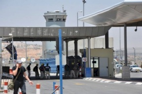 فيديو: جيش الاحتلال يطلق النار على شاب فلسطيني على حاجز قلنديا ويغلق الحاجز بالاتجاهين